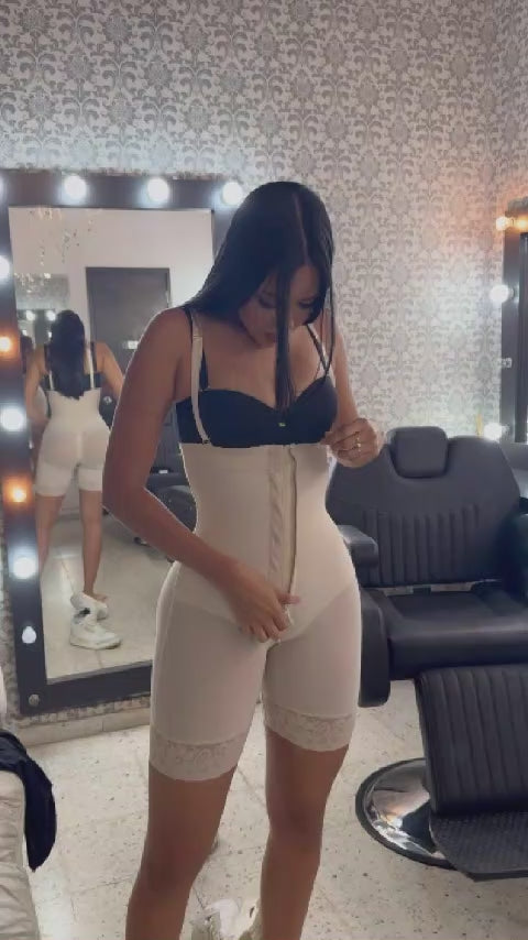 - Faja strapless media pierna SMI7097 con efecto lifting natural
- Vista posterior de faja Ultrainvisible SMI7097 con cierre frontal
- Detalle de tirantes removibles y panty de regalo en SMI7097
