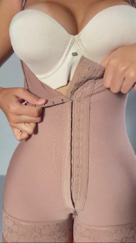 Faja corta Stagmi SMI7167 con efecto lifting, encaje siliconado e invisibilidad posterior – Tres niveles de abrochadura y panty de regalo