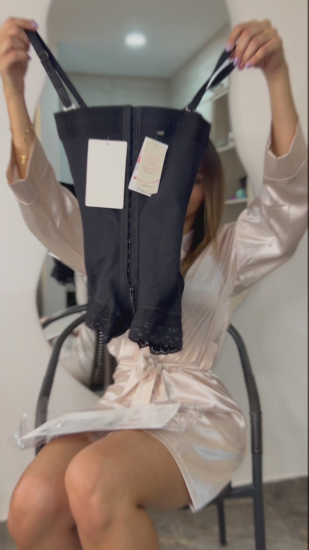 - Faja SMI7137 corta strapless con efecto lifting y 3 niveles de ajuste
- Detalle del soporte lateral y broches progresivos de la faja SMI7137
- Vista posterior con diseño Ultrainvisible y panty de regalo incluido
