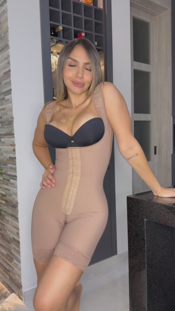 - Faja SMI7131 LA DIOSA media pierna con triple efecto lifting
- Vista lateral con compresión abdominal y estructura progresiva
- Detalle de diseño sin costuras y panty invisible incluido
