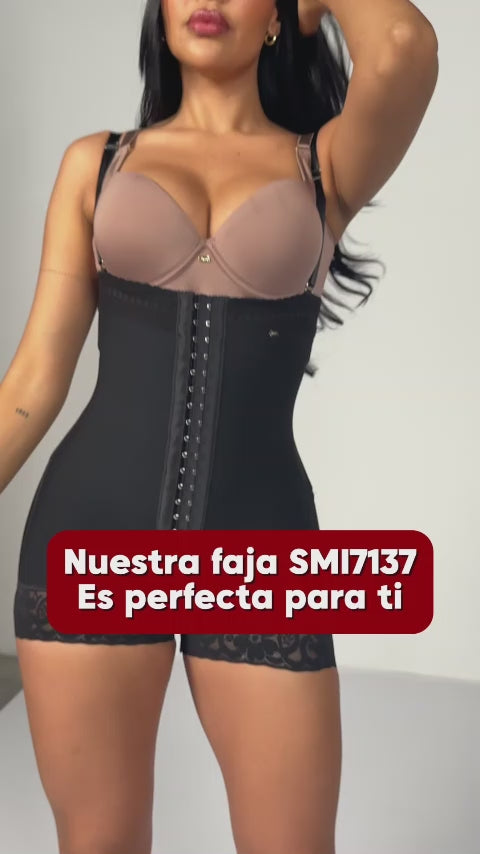 - Faja SMI7137 corta strapless con efecto lifting y 3 niveles de ajuste
- Detalle del soporte lateral y broches progresivos de la faja SMI7137
- Vista posterior con diseño Ultrainvisible y panty de regalo incluido
