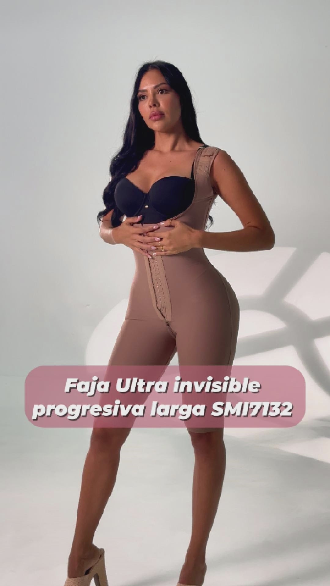 - Faja SMI7132 AFRODITA larga con efecto lifting y compresión progresiva
- Detalle de compresión en abdomen y piernas con panty incluido
- Vista posterior de diseño sin costuras hasta la rodilla
