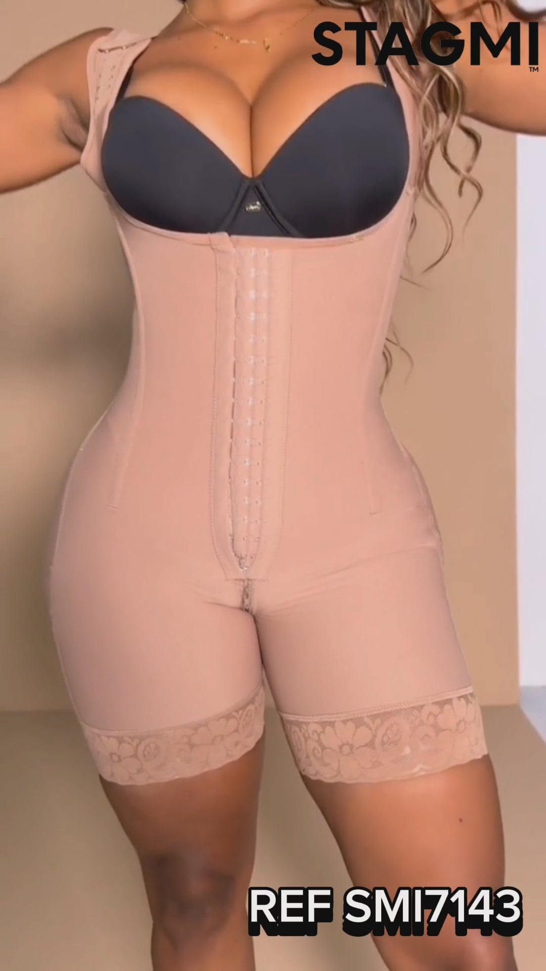 - Faja SMI7143 LA VOLUPTUOSA media pierna con efecto lipo y triple lifting
- Detalle frontal con broches y estructura con varillas de moldeo
- Vista posterior sin costuras y panty incluido
