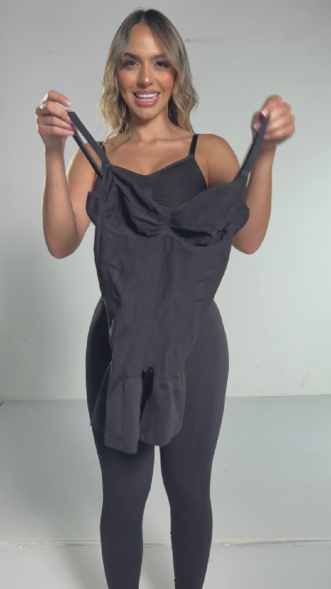 Body faja invisible Stagmi de compresión media con espalda alta y efecto lifting en glúteos – Tirantes ajustables cruzados o rectos