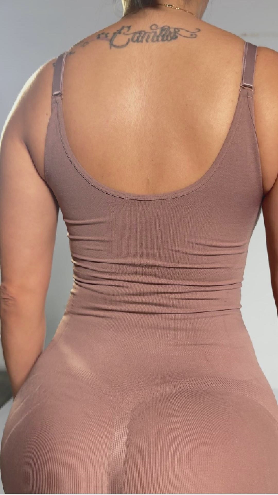 Body faja invisible Stagmi de compresión media con espalda alta y efecto lifting en glúteos – Tirantes ajustables cruzados o rectos