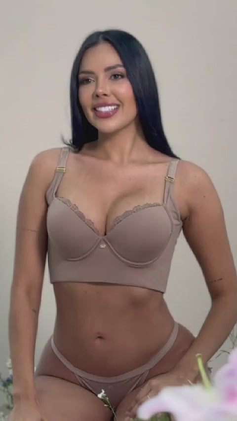 - Brasier negro SMI03050 con encaje en escote y control de espalda
- Vista frontal de brasier liso con copas completas
- Tirantes anchos ajustables y broche trasero con niveles
